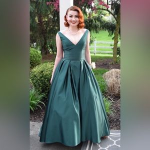 Macy's Emerald Green Prom Dress